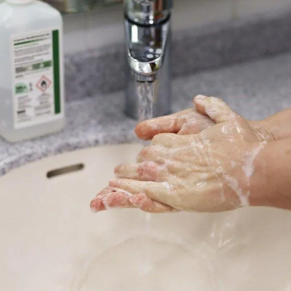 После начала пандемии коронавируса 66% людей стали чаще мыть руки (myt)
